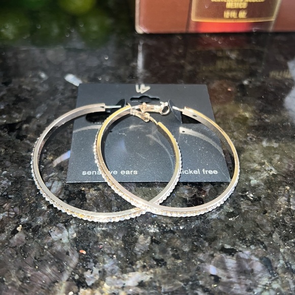 L<3 earrings BRAND NEW - Picture 2 of 3